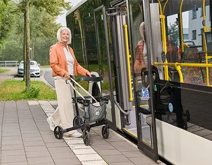 Frau am Rollator