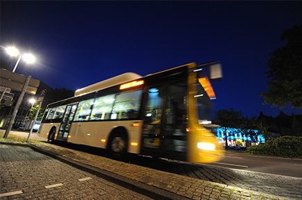 Bus fährt im Dunkeln