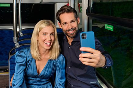 Ein Mann und eine Frau machen im Nachtexpress ein Selfi